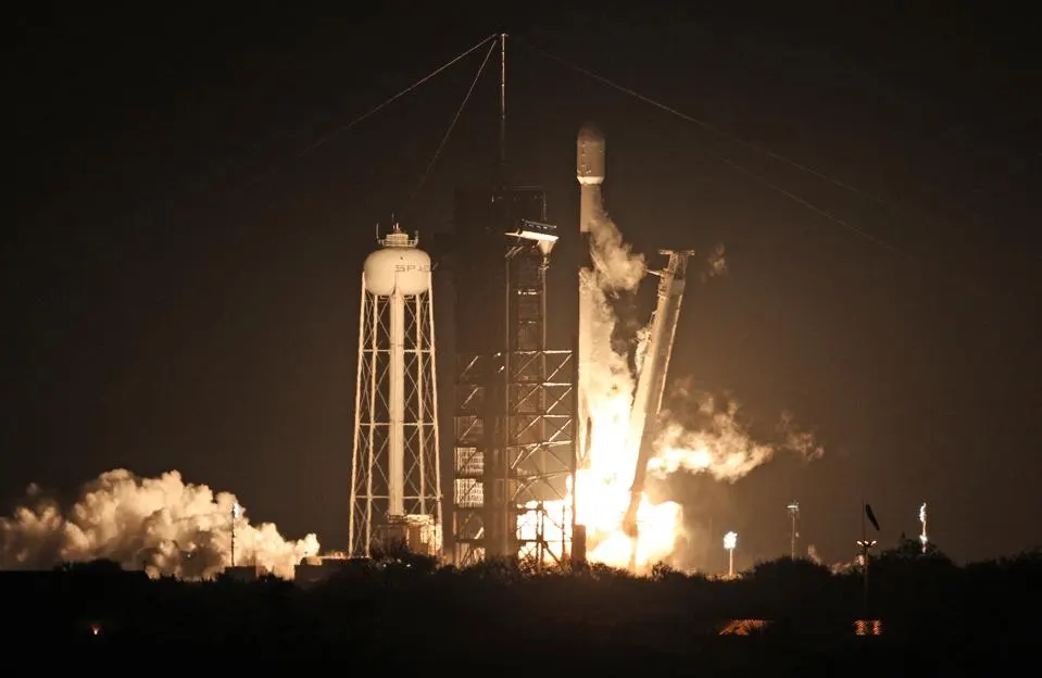 U.S. Spacecraft Heads to Moon for First Landing