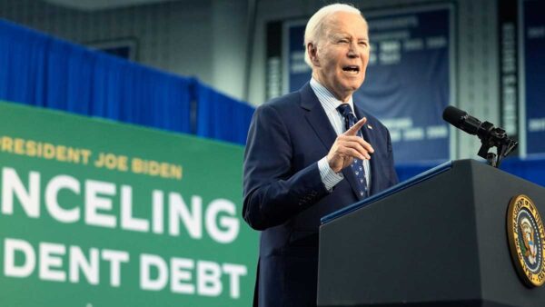 Biden : cancelling student debt