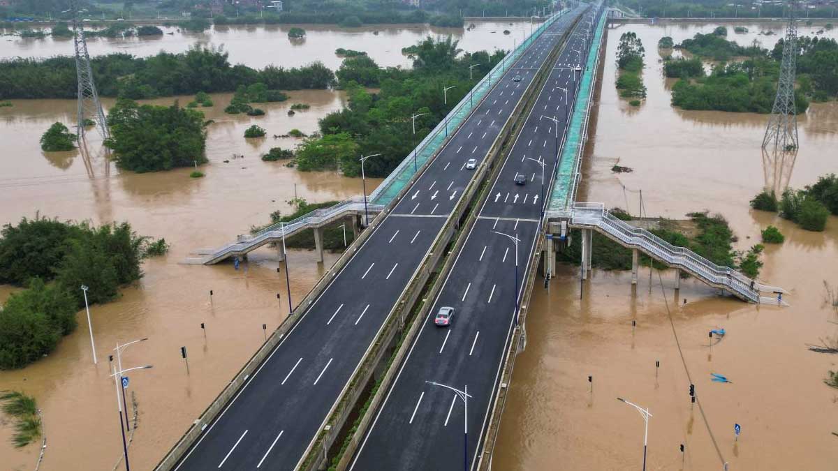 Massive floods in Southern China
